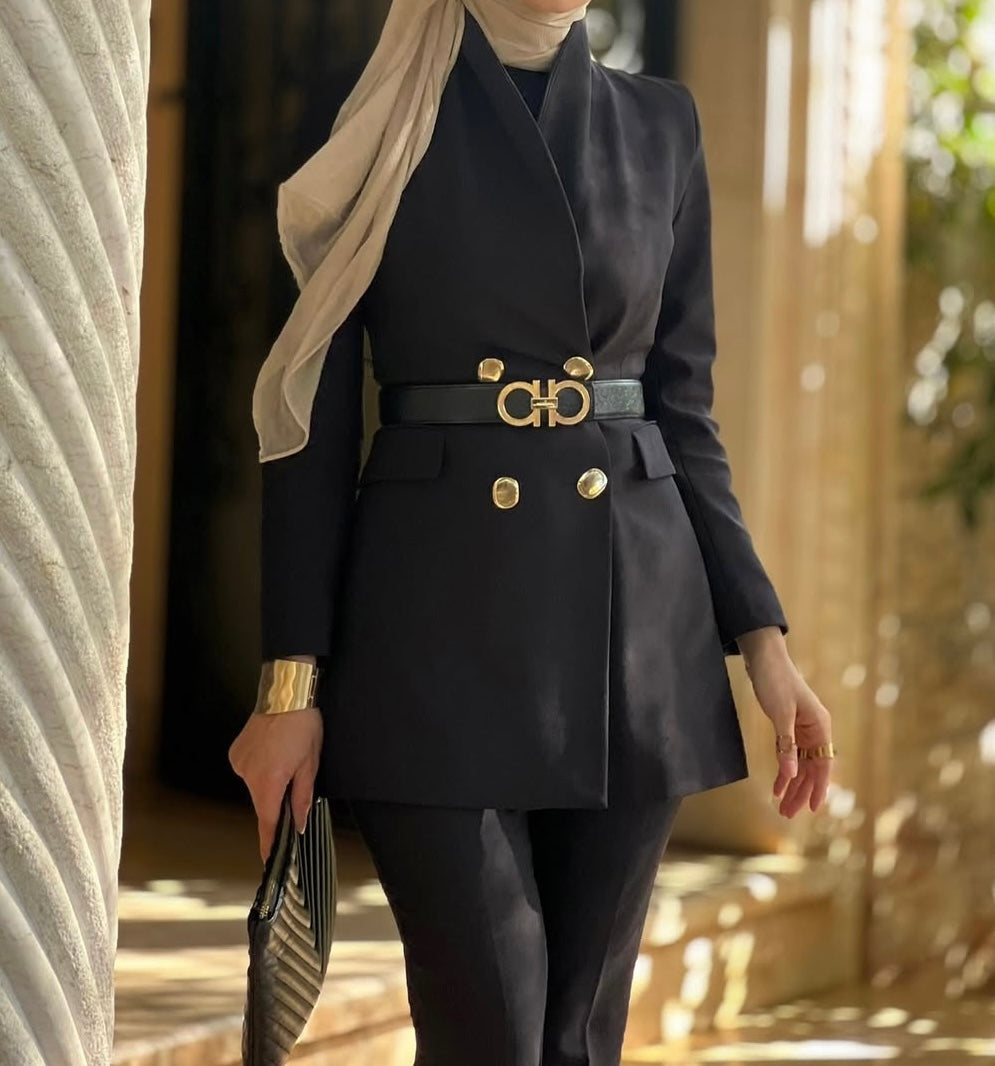 Elegante Damen Blazerjacke mit Goldknöpfen Zeitloser Chic