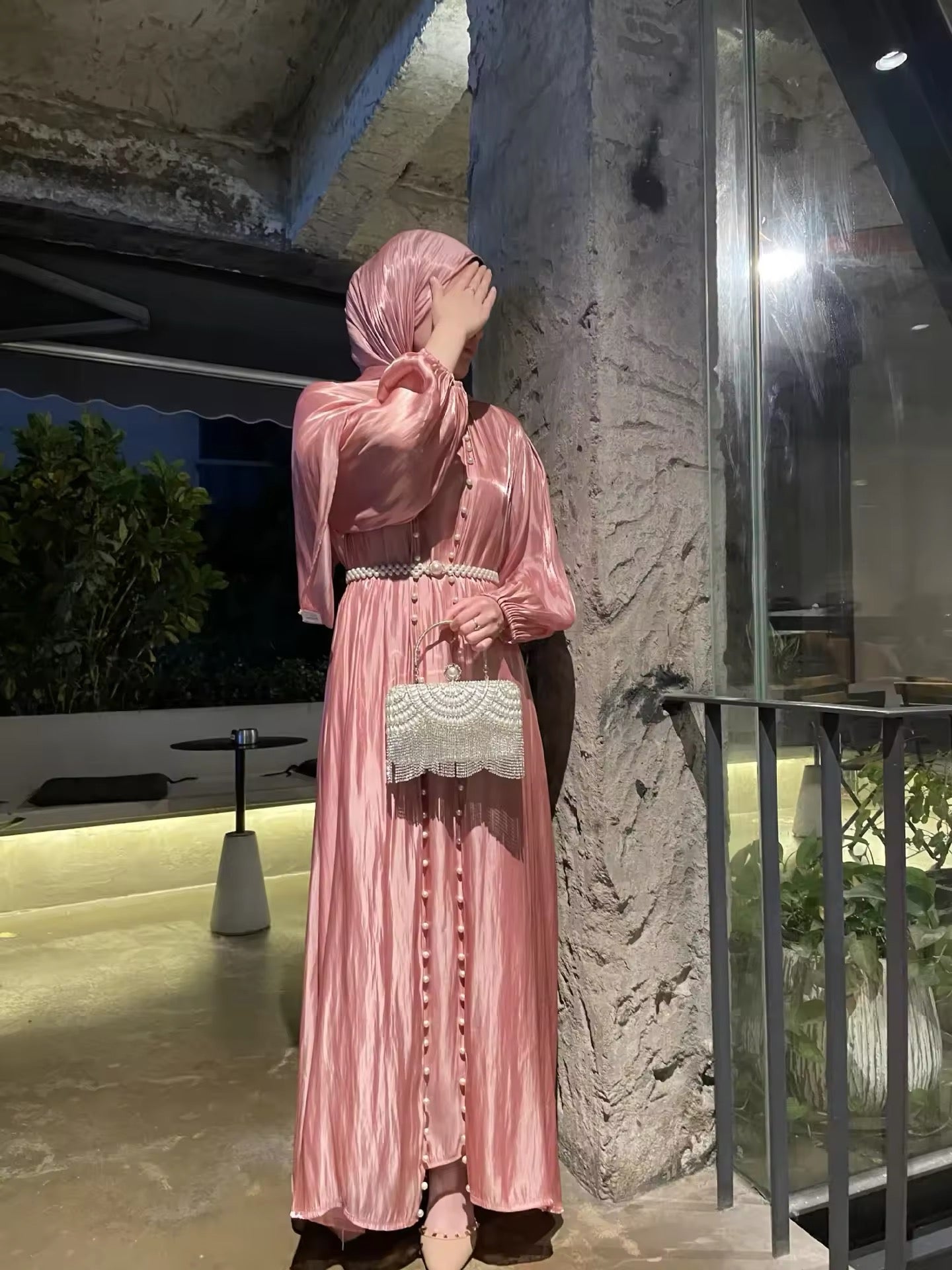 Elegantes Satin-Dreiteiliges Set – Maxikleid mit Gürtel und Schal