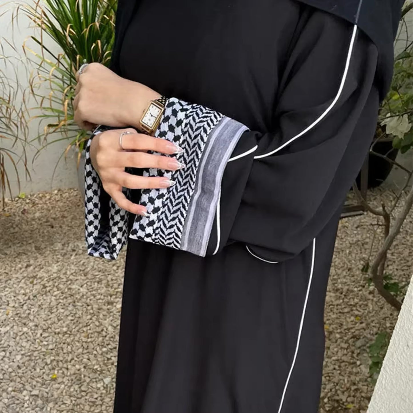 Abaya Harmonie mit Kufiya-Details