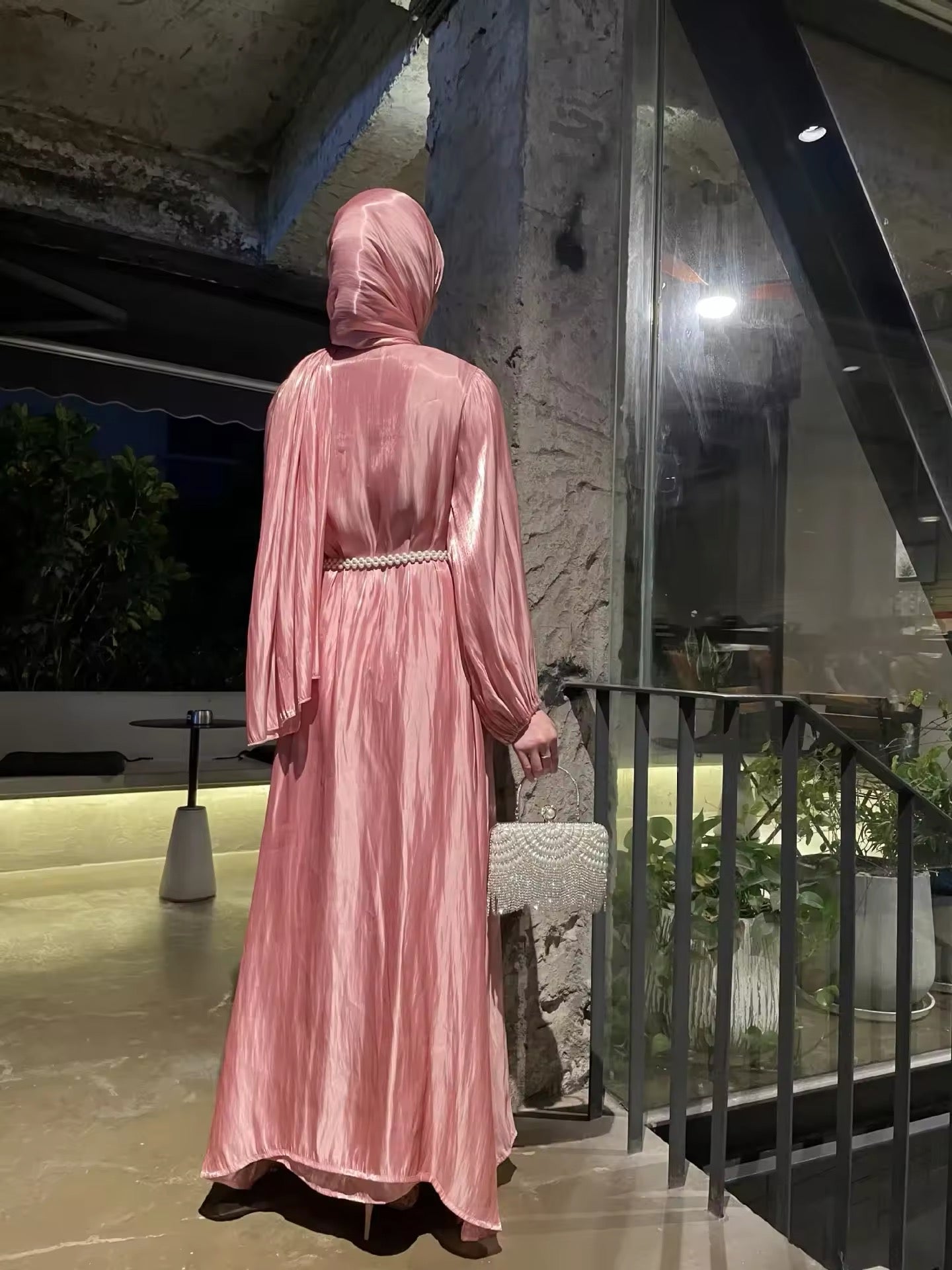 Elegantes Satin-Dreiteiliges Set – Maxikleid mit Gürtel und Schal