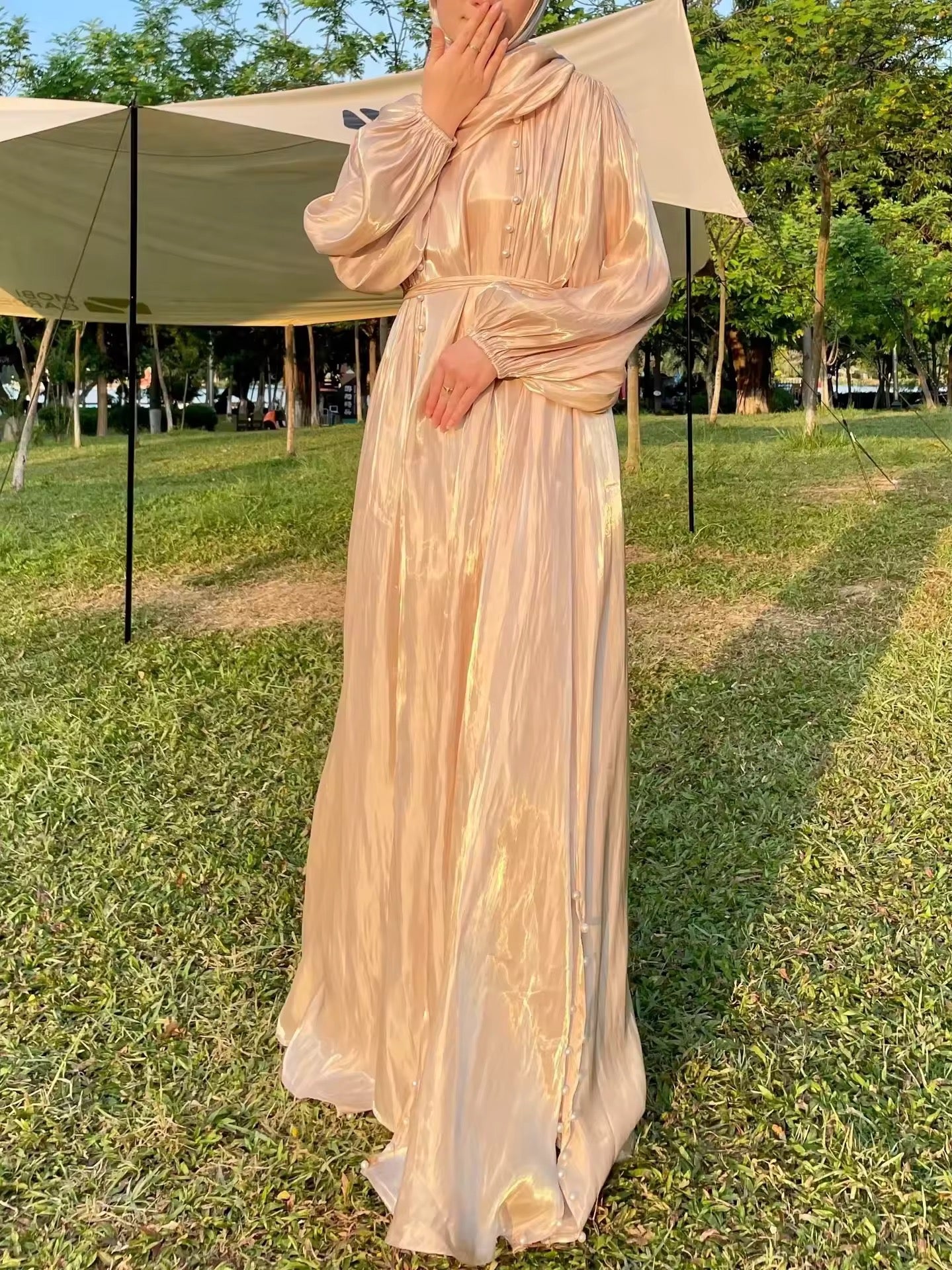 Elegantes Satin-Dreiteiliges Set – Maxikleid mit Gürtel und Schal