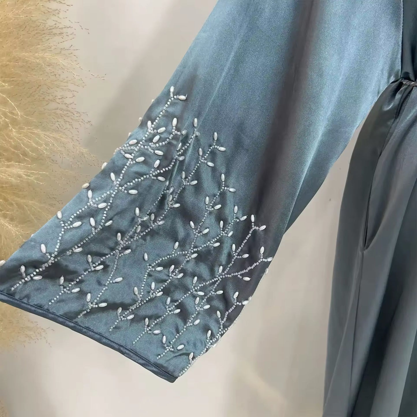 Premium Satin-Abaya mit edler Stickerei