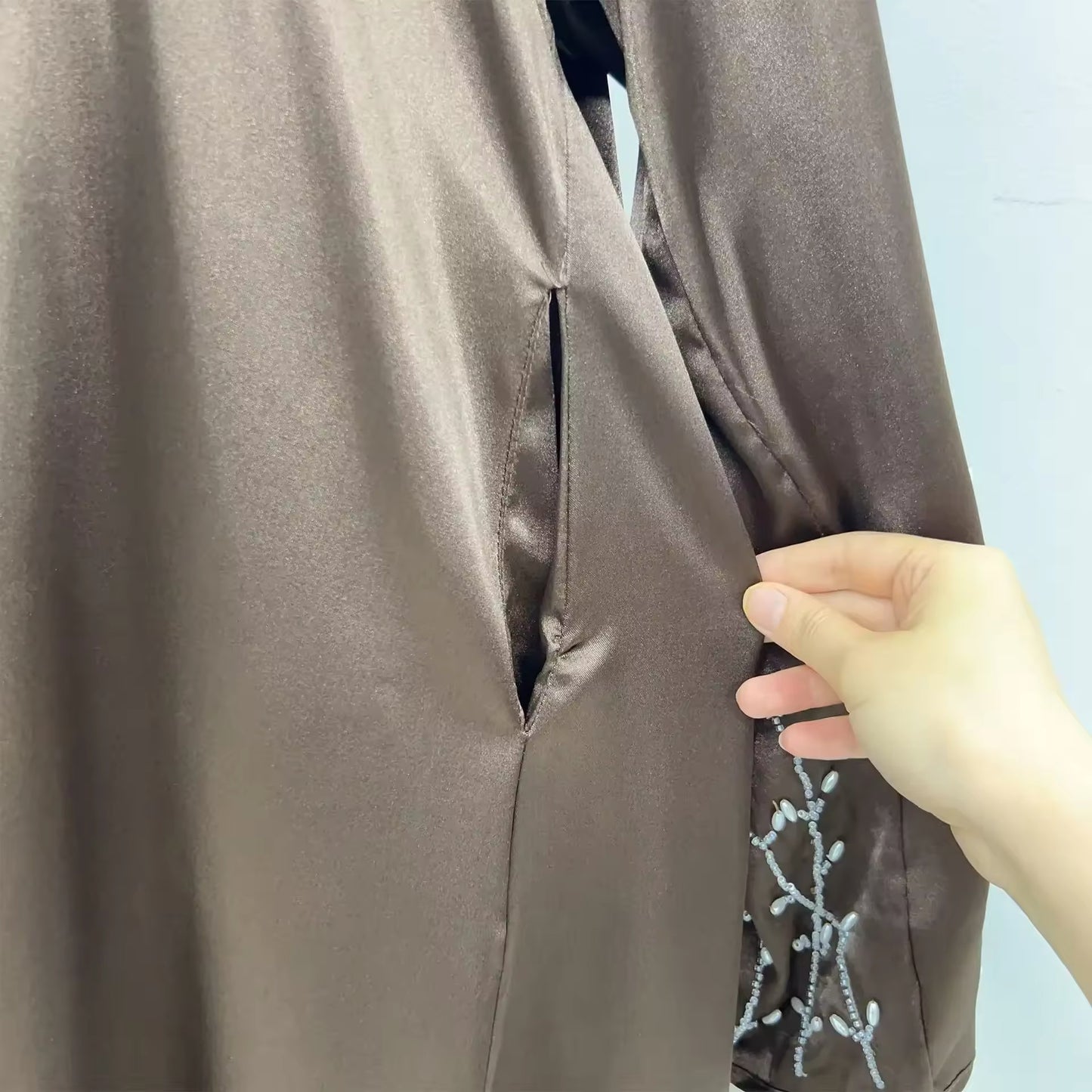 Premium Satin-Abaya mit edler Stickerei