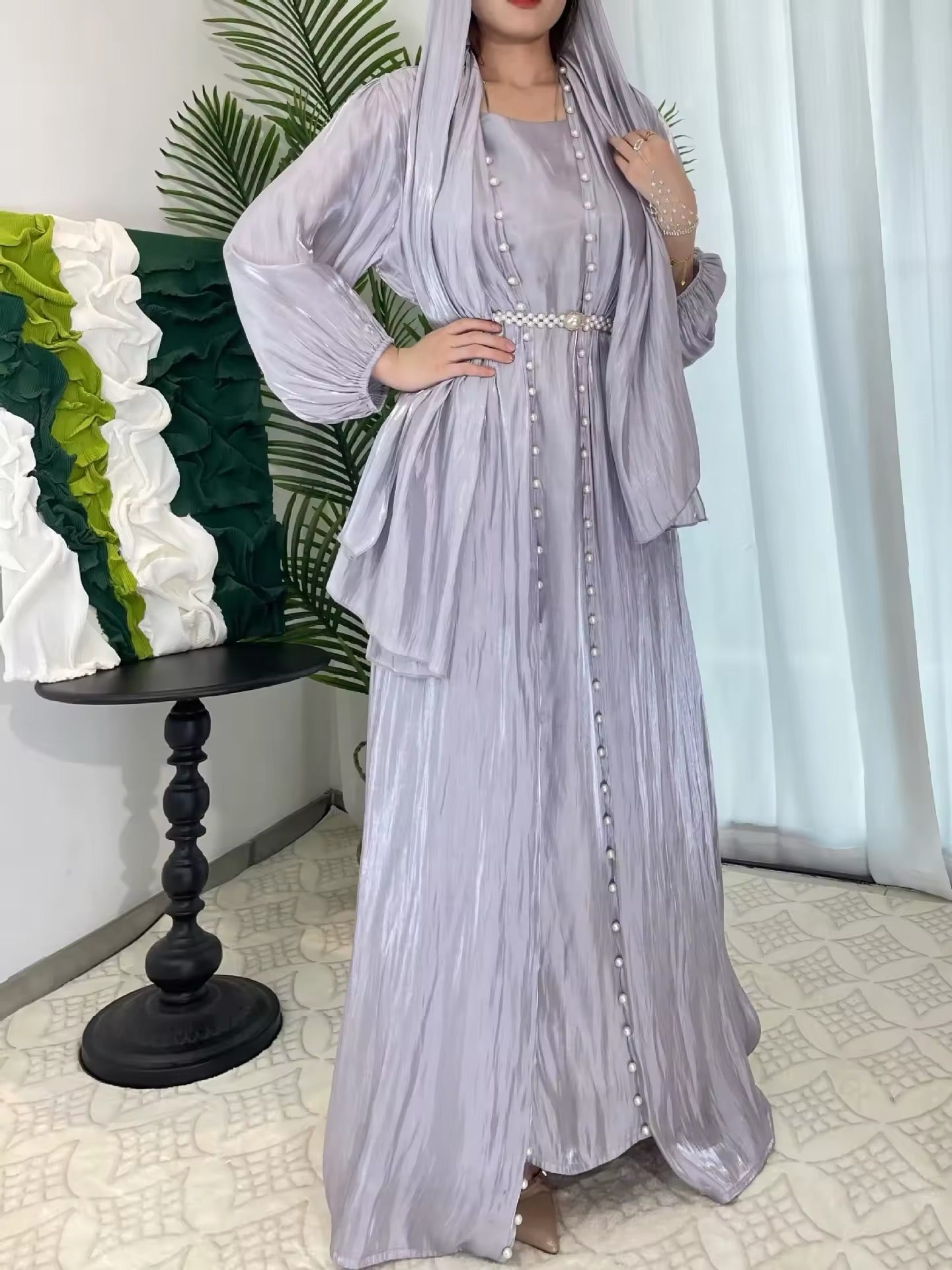 Elegantes Satin-Dreiteiliges Set – Maxikleid mit Gürtel und Schal