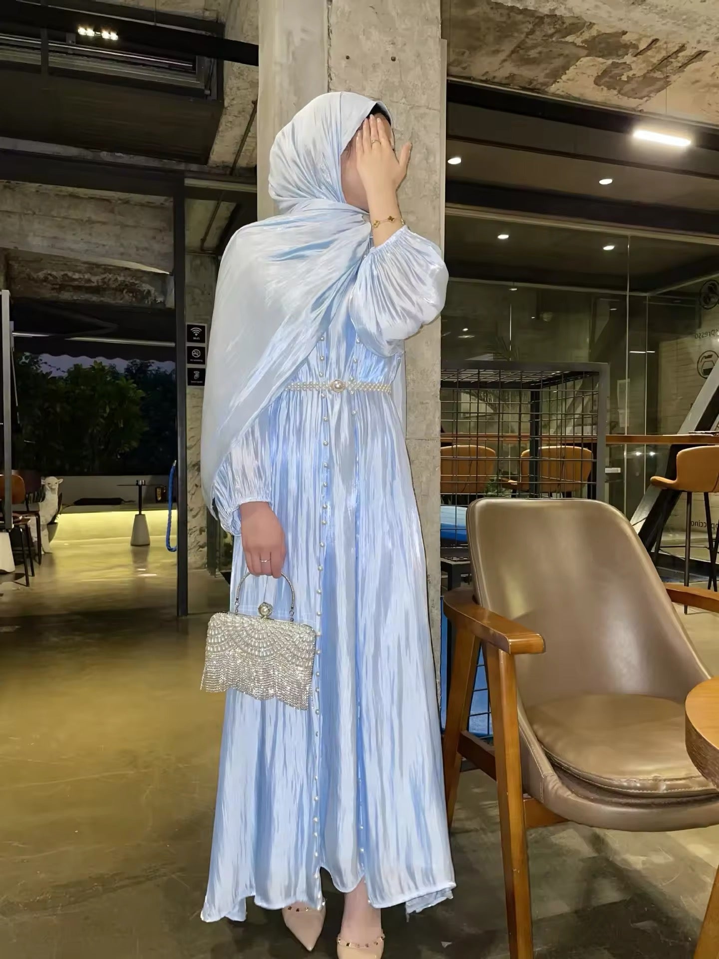 Elegantes Satin-Dreiteiliges Set – Maxikleid mit Gürtel und Schal