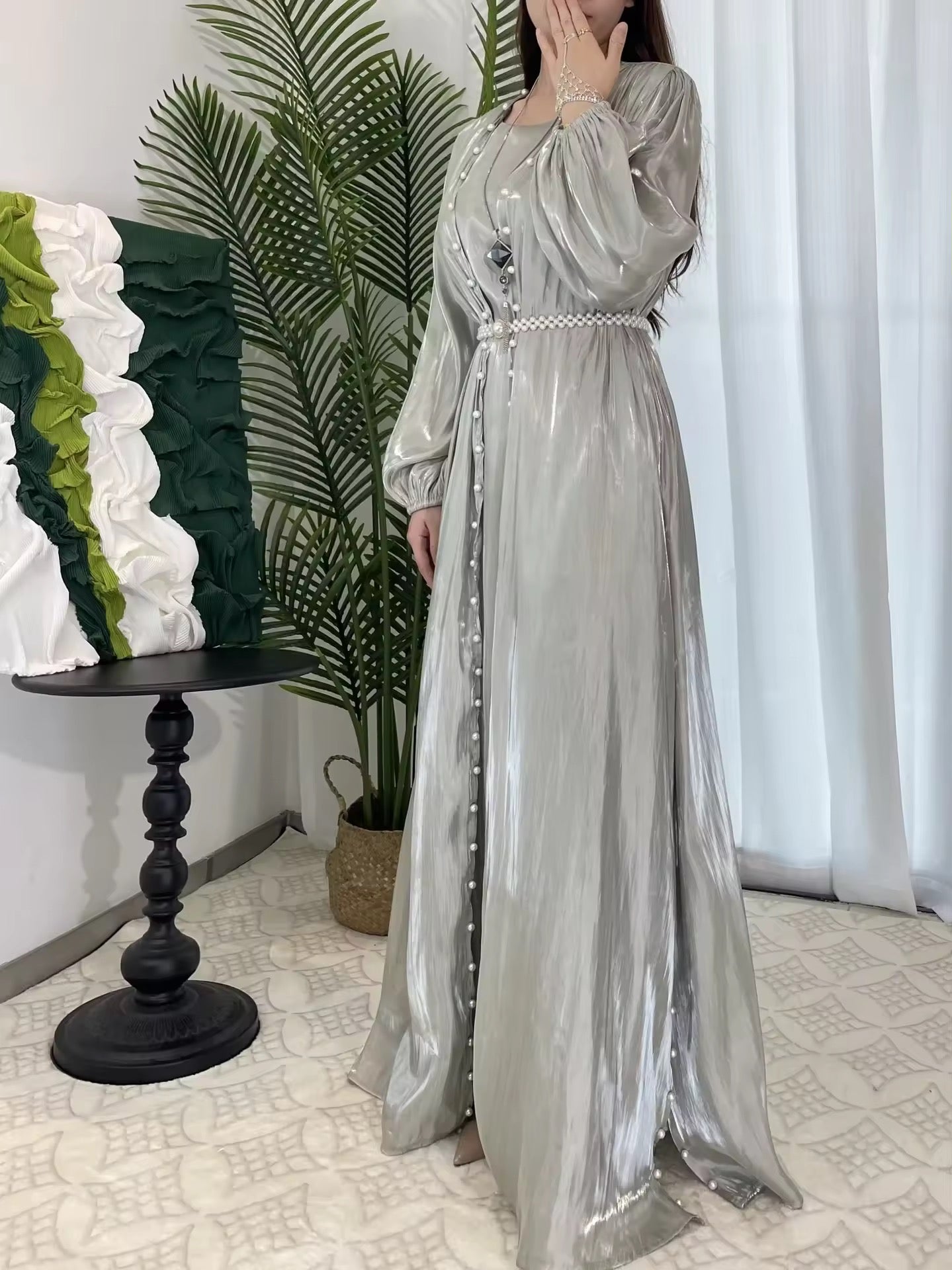 Elegantes Satin-Dreiteiliges Set – Maxikleid mit Gürtel und Schal