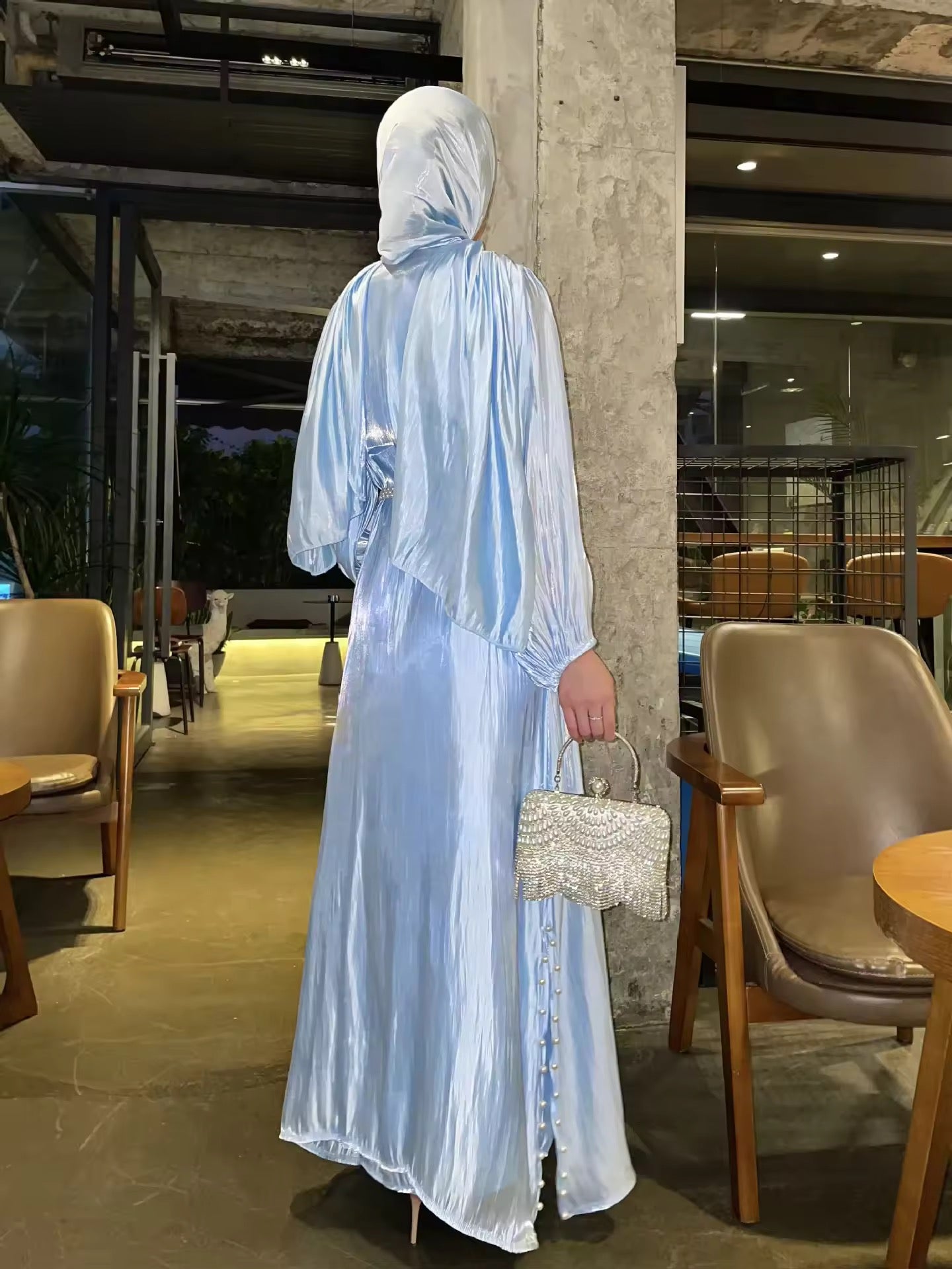 Elegantes Satin-Dreiteiliges Set – Maxikleid mit Gürtel und Schal