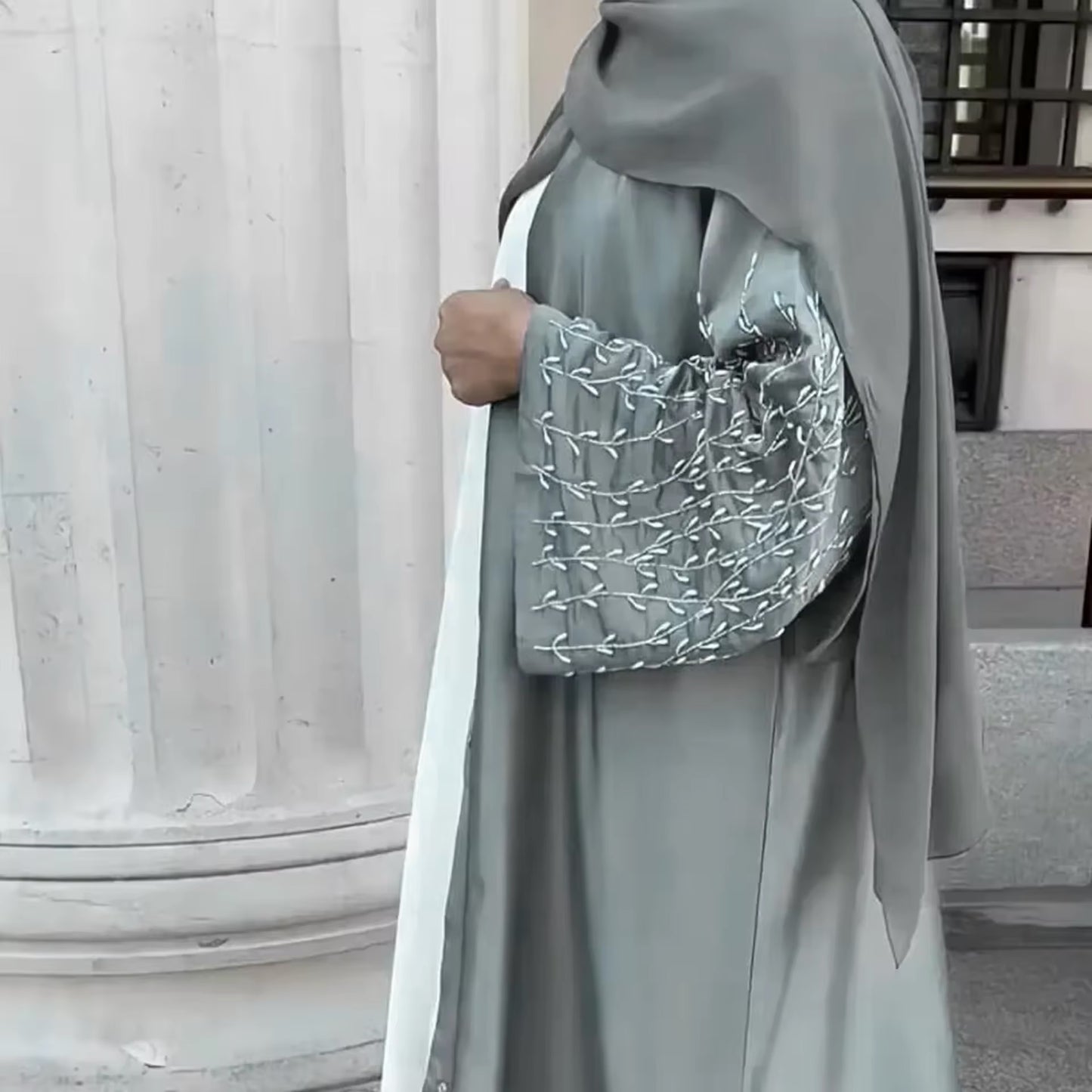 Premium Satin-Abaya mit edler Stickerei
