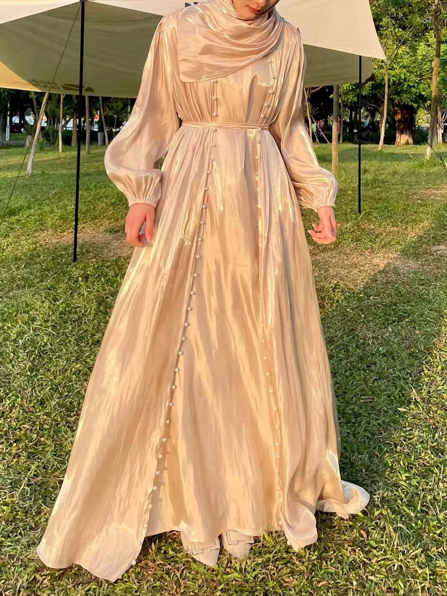 Elegantes Satin-Dreiteiliges Set – Maxikleid mit Gürtel und Schal