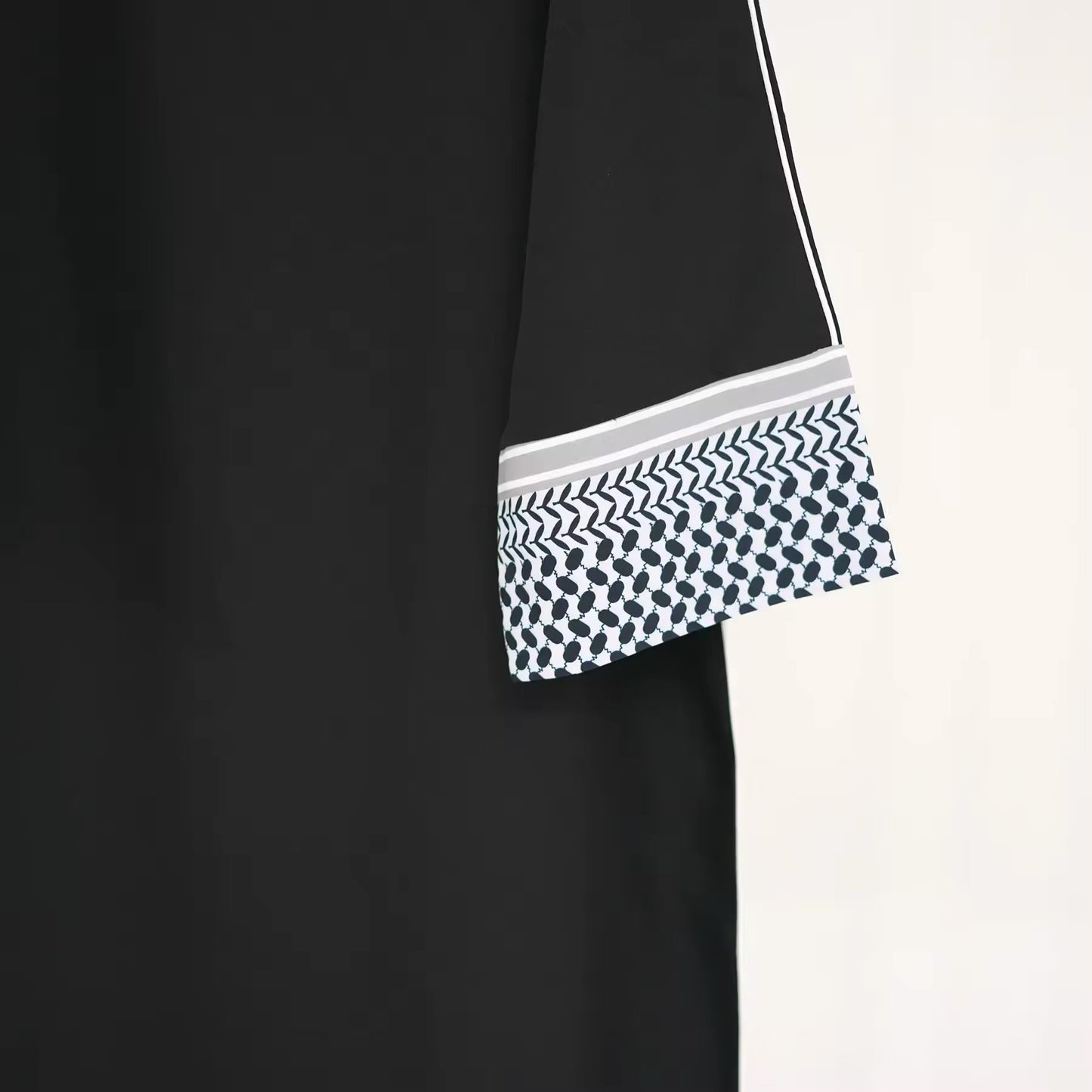Abaya Harmonie mit Kufiya-Details