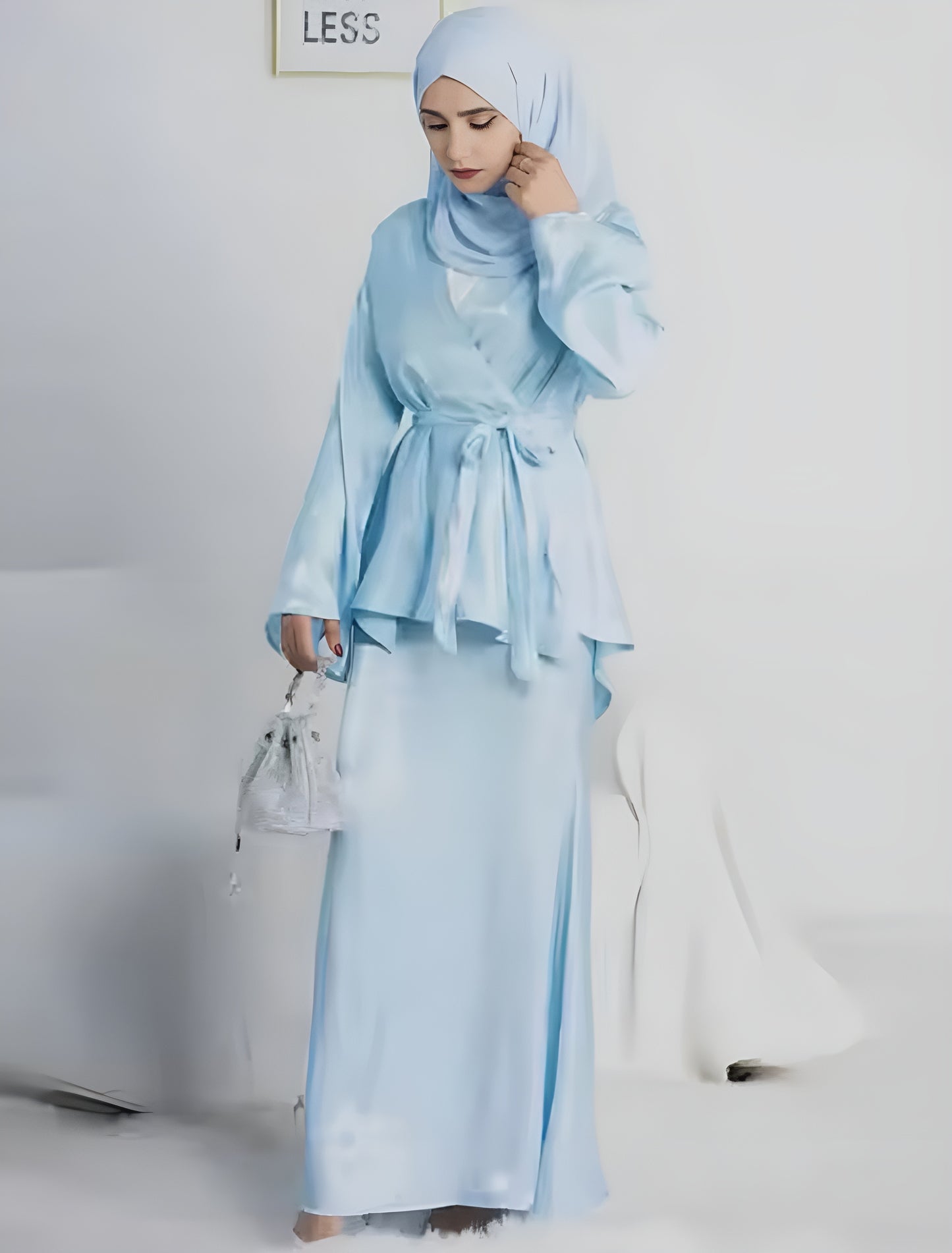 Satin Wickelkleid “Grace” mit Taillengürtel