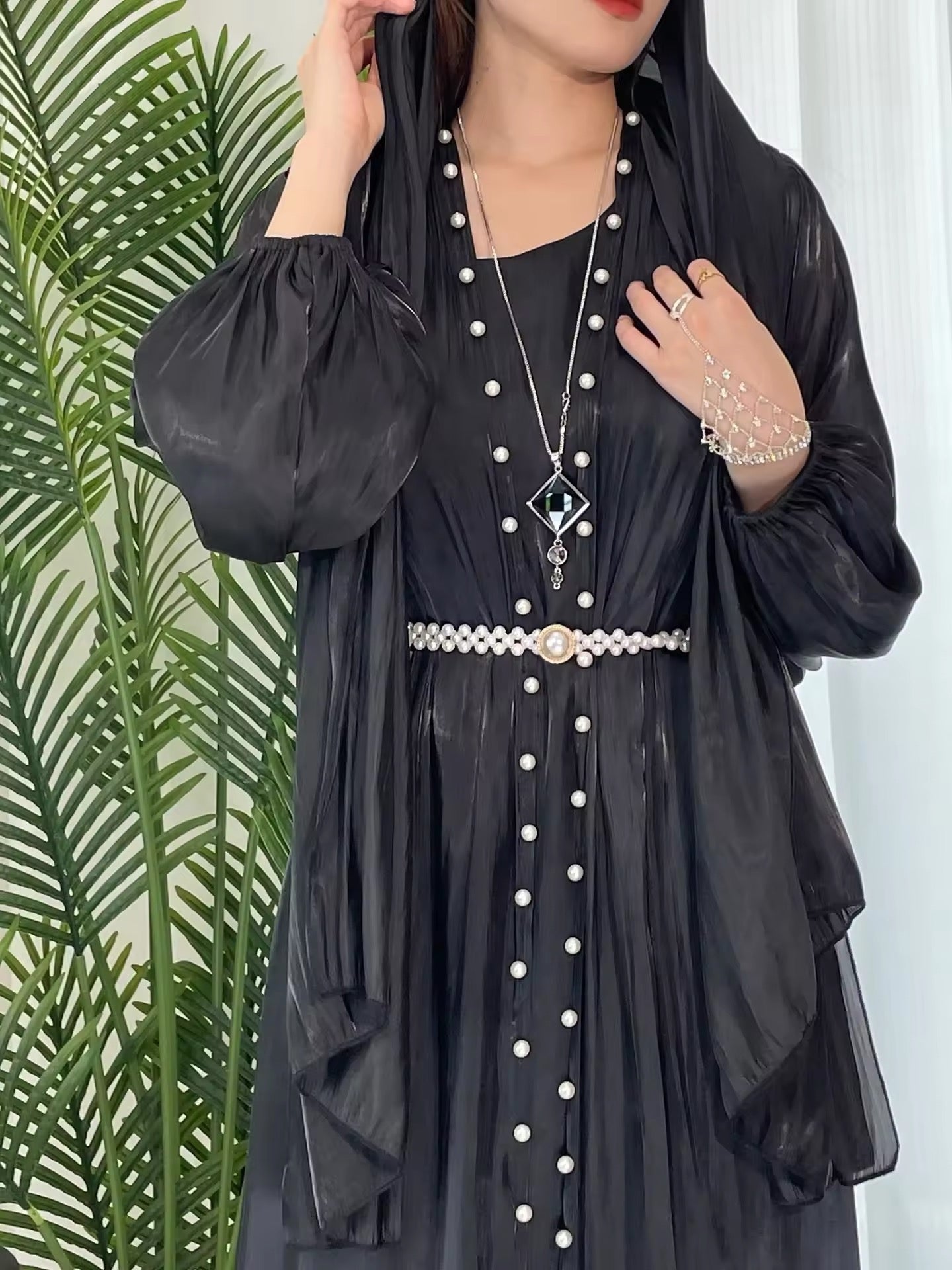 Elegantes Satin-Dreiteiliges Set – Maxikleid mit Gürtel und Schal