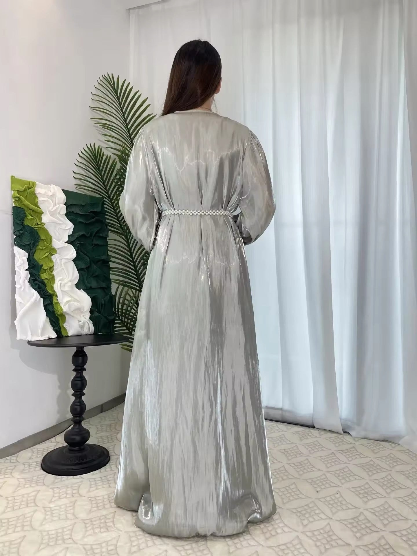 Elegantes Satin-Dreiteiliges Set – Maxikleid mit Gürtel und Schal