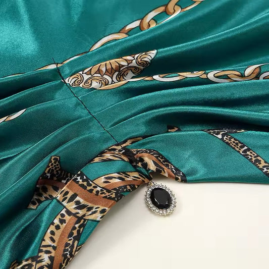 Exklusives Seidenturban mit Schmuckdetail Emerald Elegance