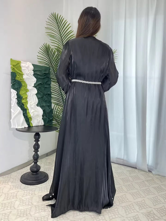 Elegantes Satin-Dreiteiliges Set – Maxikleid mit Gürtel und Schal