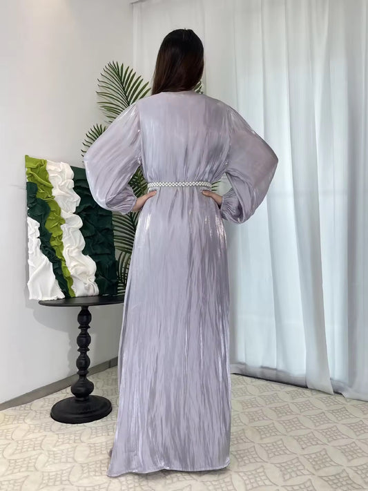 Elegantes Satin-Dreiteiliges Set – Maxikleid mit Gürtel und Schal