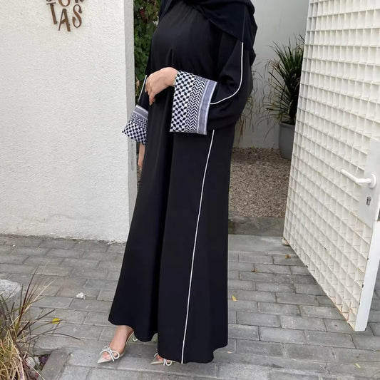 Abaya Harmonie mit Kufiya-Details