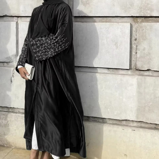 Premium Satin-Abaya mit edler Stickerei