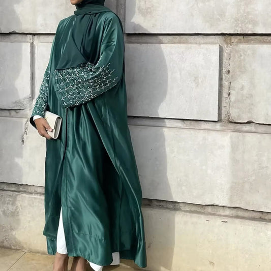 Premium Satin-Abaya mit edler Stickerei