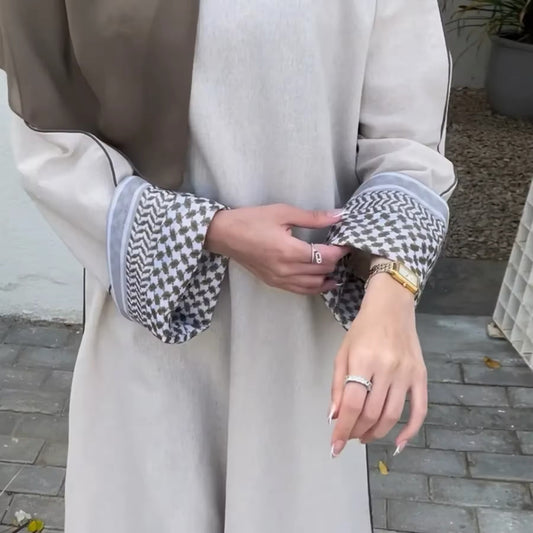 Abaya Harmonie mit Kufiya-Details