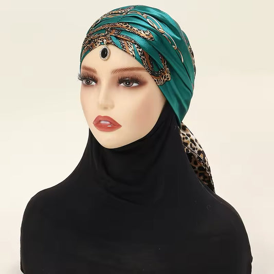 Exklusives Seidenturban mit Schmuckdetail Emerald Elegance