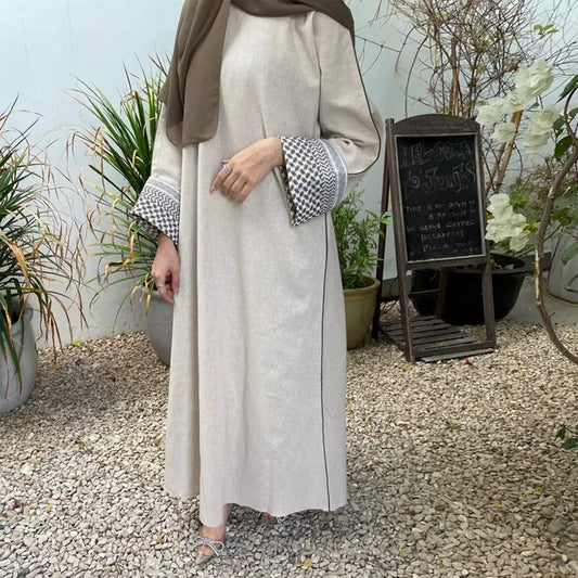 Abaya Harmonie mit Kufiya-Details
