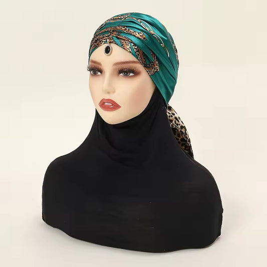 Exklusives Seidenturban mit Schmuckdetail Emerald Elegance
