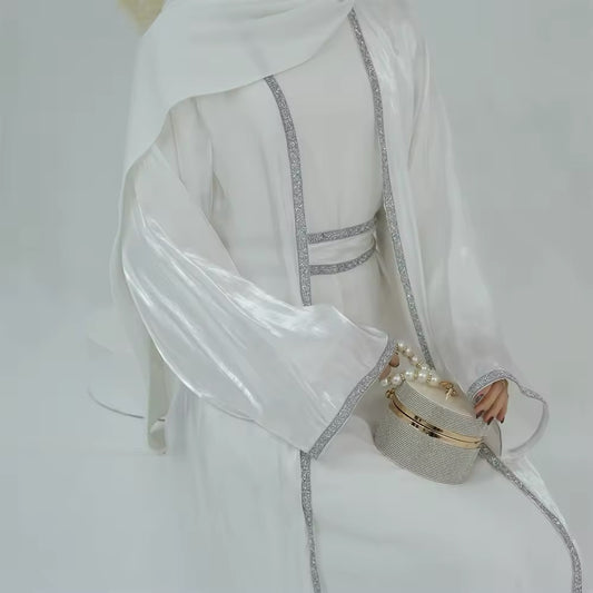 Glamouröse Kaftan Abaya mit Kapuze Eleganz in Satin