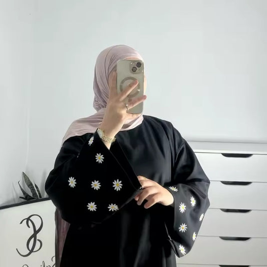 Langer Abaya-Kleid mit Gänseblümchen-Stickerei