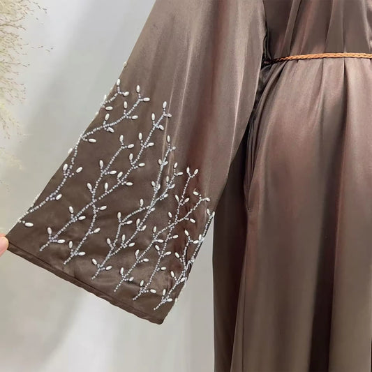 Premium Satin-Abaya mit edler Stickerei