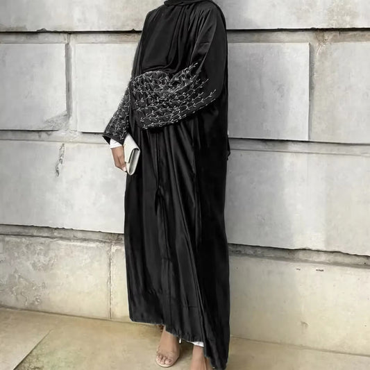 Premium Satin-Abaya mit edler Stickerei