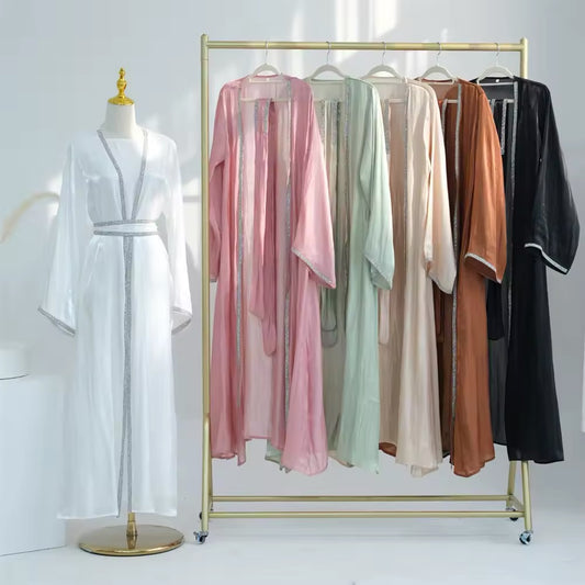 Glamouröse Kaftan Abaya mit Kapuze Eleganz in Satin