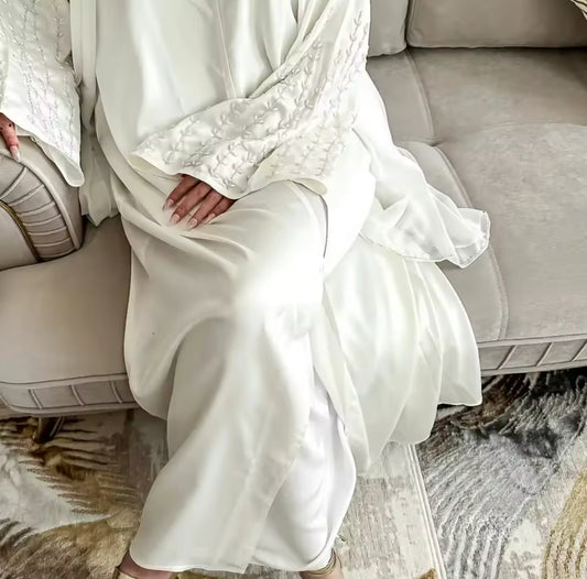 Premium Satin-Abaya mit edler Stickerei